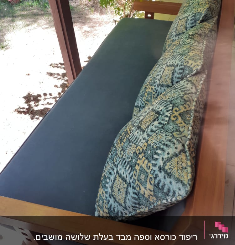 ספה עם כריות דקורטיביות על מושב מרופד